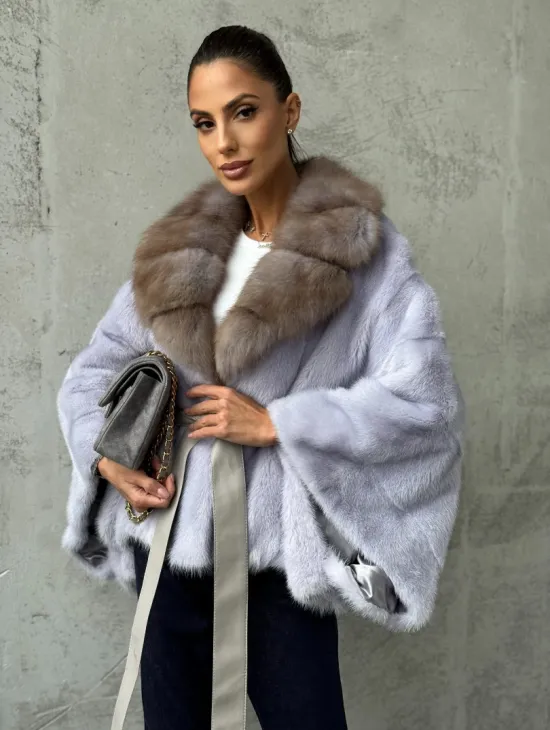 Короткая норковая шуба с воротником куницы