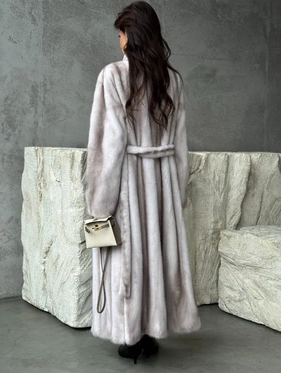 Светлая шуба из натуральной скандинавской норки