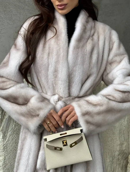 Светлая шуба из натуральной скандинавской норки