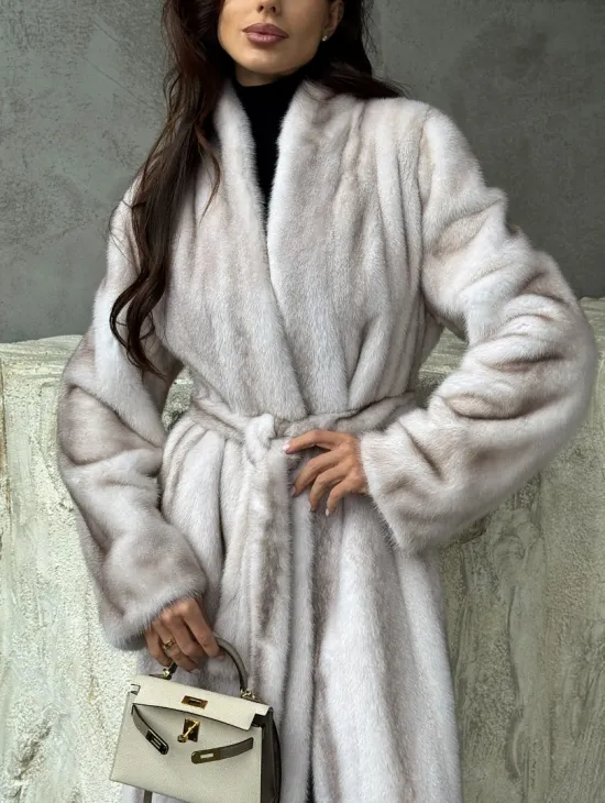 Светлая шуба из натуральной скандинавской норки