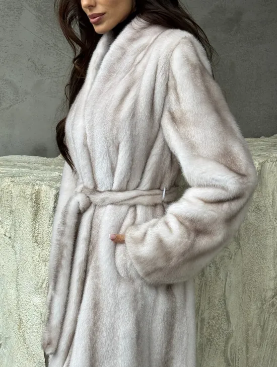 Светлая шуба из натуральной скандинавской норки