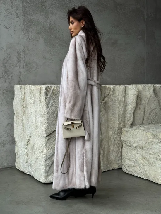 Светлая шуба из натуральной скандинавской норки