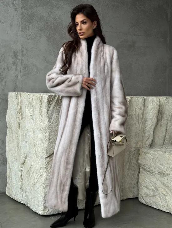 Светлая шуба из натуральной скандинавской норки