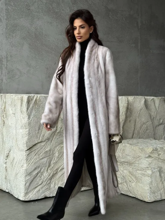 Светлая шуба из натуральной скандинавской норки