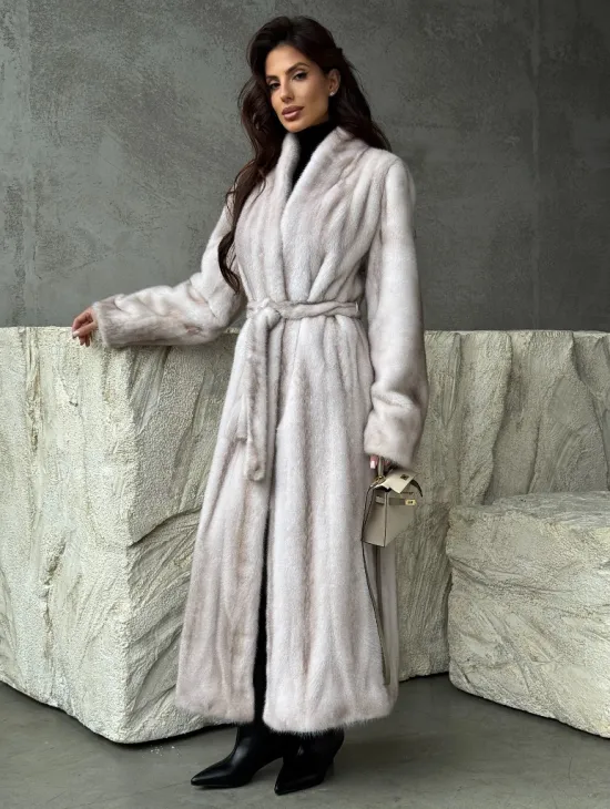 Светлая шуба из натуральной скандинавской норки