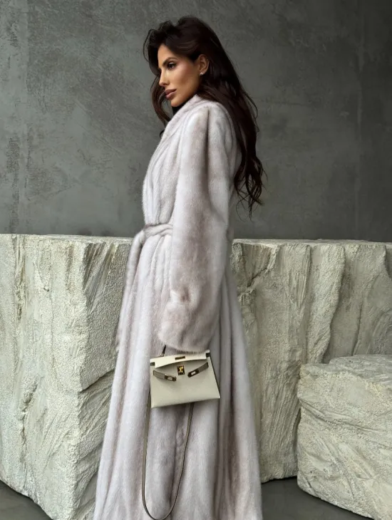 Светлая шуба из натуральной скандинавской норки