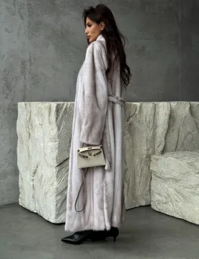 Светлая шуба из натуральной скандинавской норки