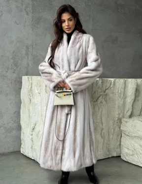 Светлая шуба из натуральной скандинавской норки