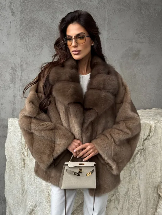 Короткая норковая шуба с воротником куницы