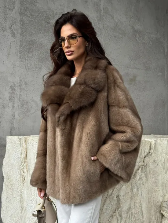 Короткая норковая шуба с воротником куницы