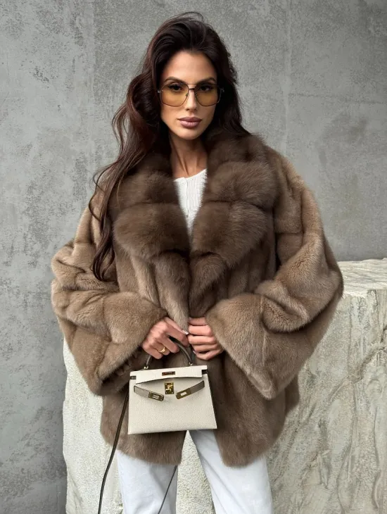 Короткая норковая шуба с воротником куницы