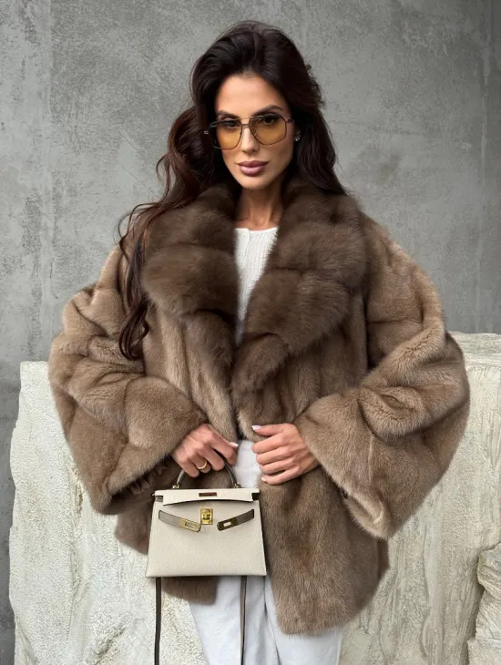 Короткая норковая шуба с воротником куницы