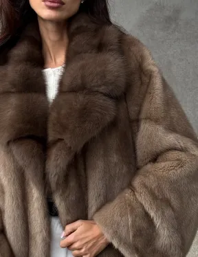 Короткая норковая шуба с воротником куницы