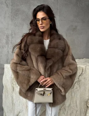 Короткая норковая шуба с воротником куницы