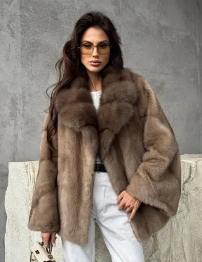 Короткая норковая шуба с воротником куницы