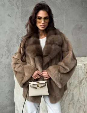 Короткая норковая шуба с воротником куницы