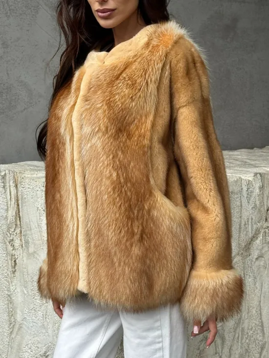 Норковый жакет с отделкой из меха енота