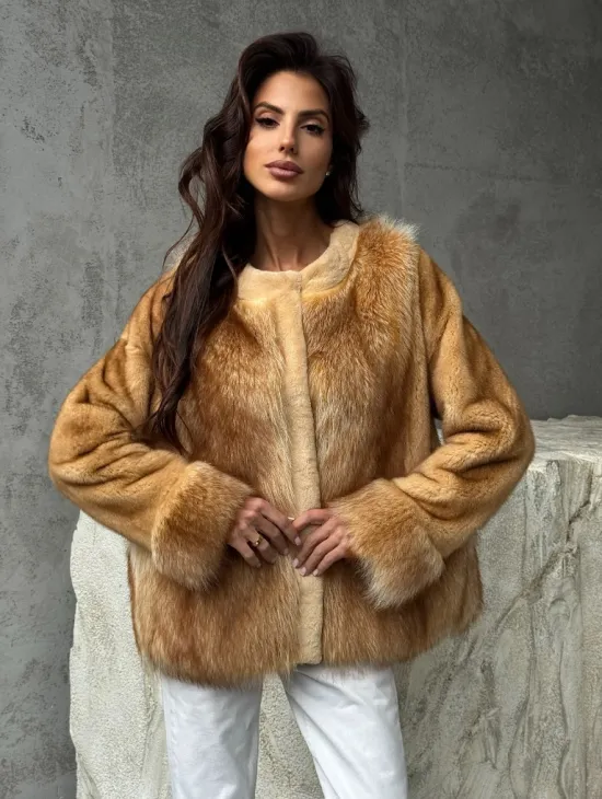 Норковый жакет с отделкой из меха енота