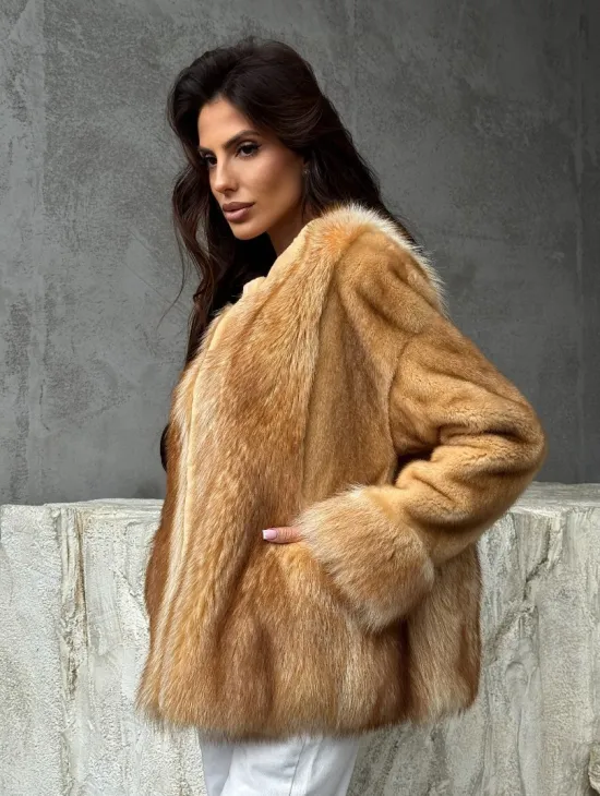 Норковый жакет с отделкой из меха енота