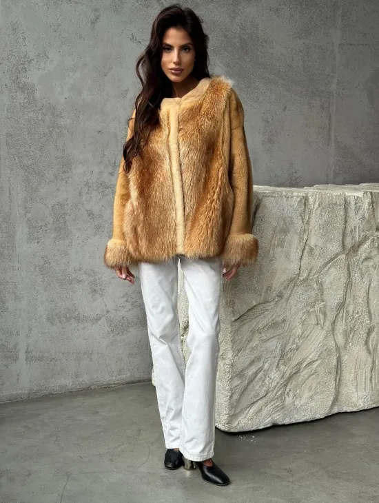 Норковый жакет с отделкой из меха енота