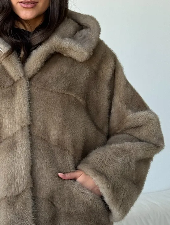 Короткая  норковая шуба с капюшоном