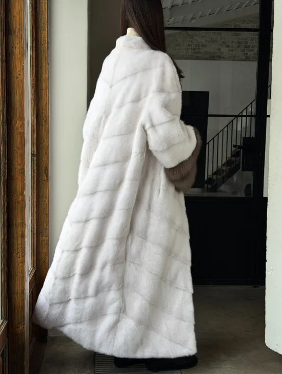 Белая норковая шуба с манжетами из меха куницы