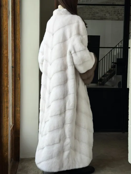 Белая норковая шуба с манжетами из меха куницы