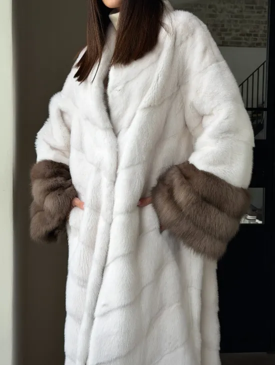 Белая норковая шуба с манжетами из меха куницы