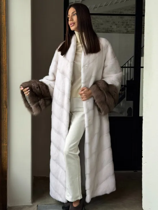 Белая норковая шуба с манжетами из меха куницы