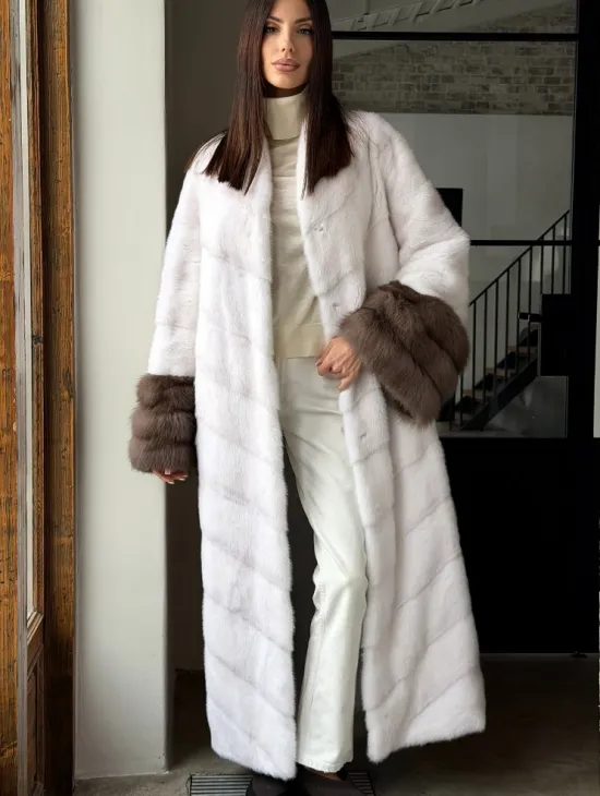 Белая норковая шуба с манжетами из меха куницы