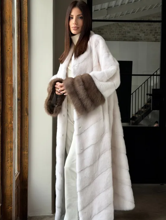 Белая норковая шуба с манжетами из меха куницы