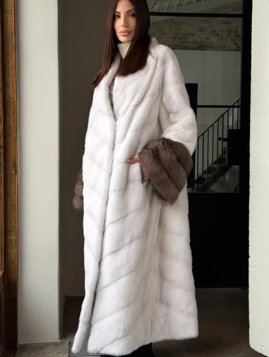 Белая норковая шуба с манжетами из меха куницы
