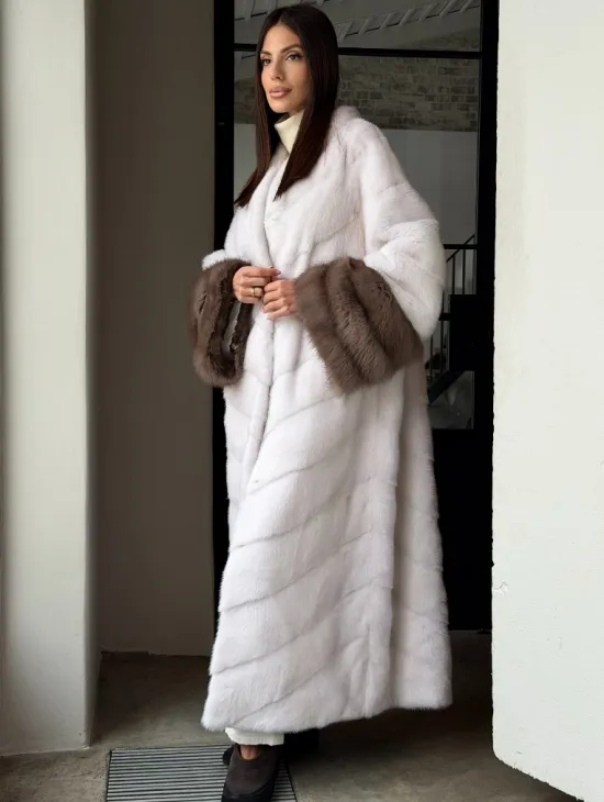 Белая норковая шуба с манжетами из меха куницы