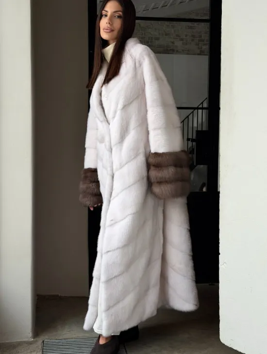 Белая норковая шуба с манжетами из меха куницы