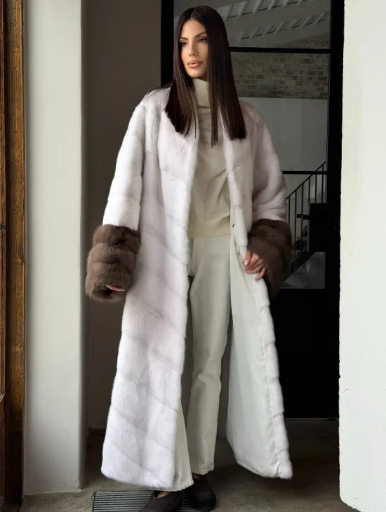 Белая норковая шуба с манжетами из меха куницы