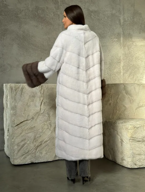 Белая норковая шуба с манжетами из меха куницы