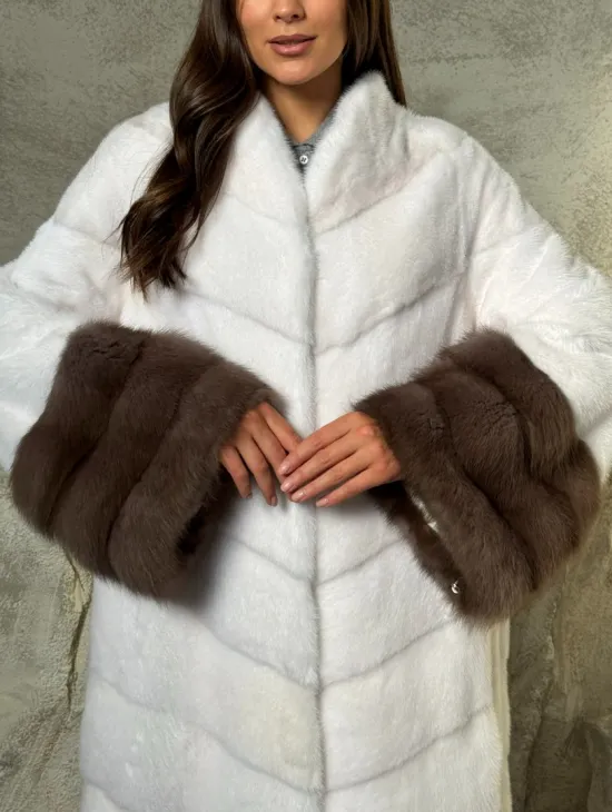 Белая норковая шуба с манжетами из меха куницы
