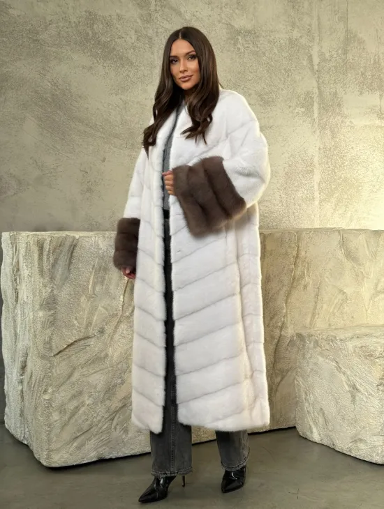 Белая норковая шуба с манжетами из меха куницы