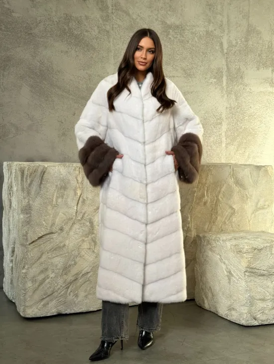 Белая норковая шуба с манжетами из меха куницы