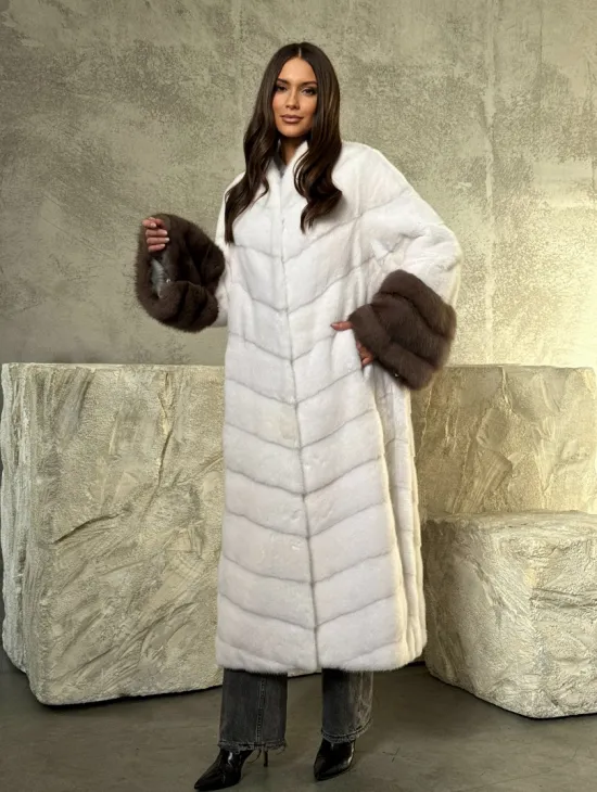 Белая норковая шуба с манжетами из меха куницы
