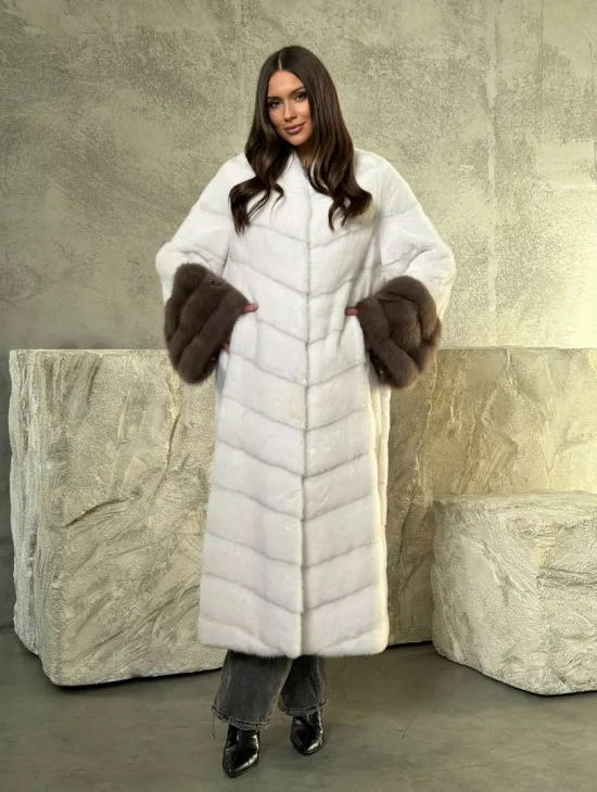 Белая норковая шуба с манжетами из меха куницы