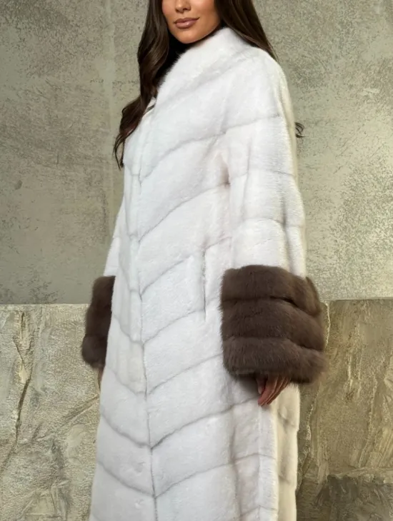 Белая норковая шуба с манжетами из меха куницы