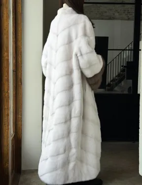 Белая норковая шуба с манжетами из меха куницы - фото 2