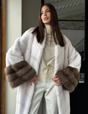 Белая норковая шуба с манжетами из меха куницы - фото 15