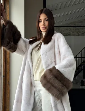Белая норковая шуба с манжетами из меха куницы - фото 16