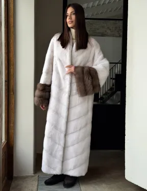 Белая норковая шуба с манжетами из меха куницы - фото 14