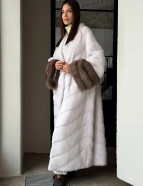 Белая норковая шуба с манжетами из меха куницы - фото 10