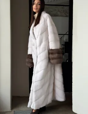 Белая норковая шуба с манжетами из меха куницы - фото 4