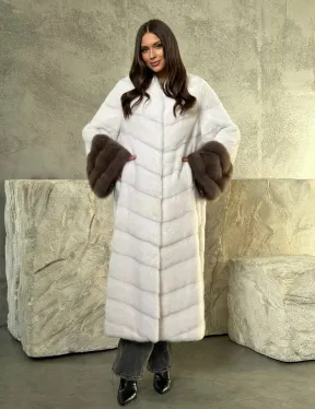 Белая норковая шуба с манжетами из меха куницы
