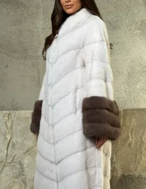 Белая норковая шуба с манжетами из меха куницы